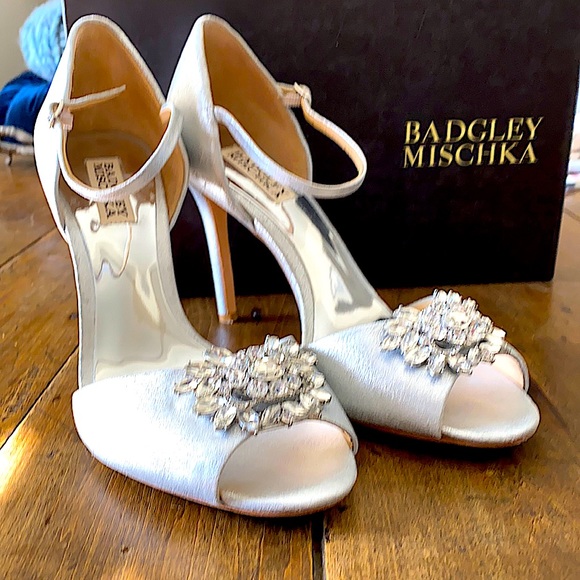 Size 9.5 Women’s Silver Badgley Mischka heels. Wedding Shoes. Graduation. - Picture 1 of 1